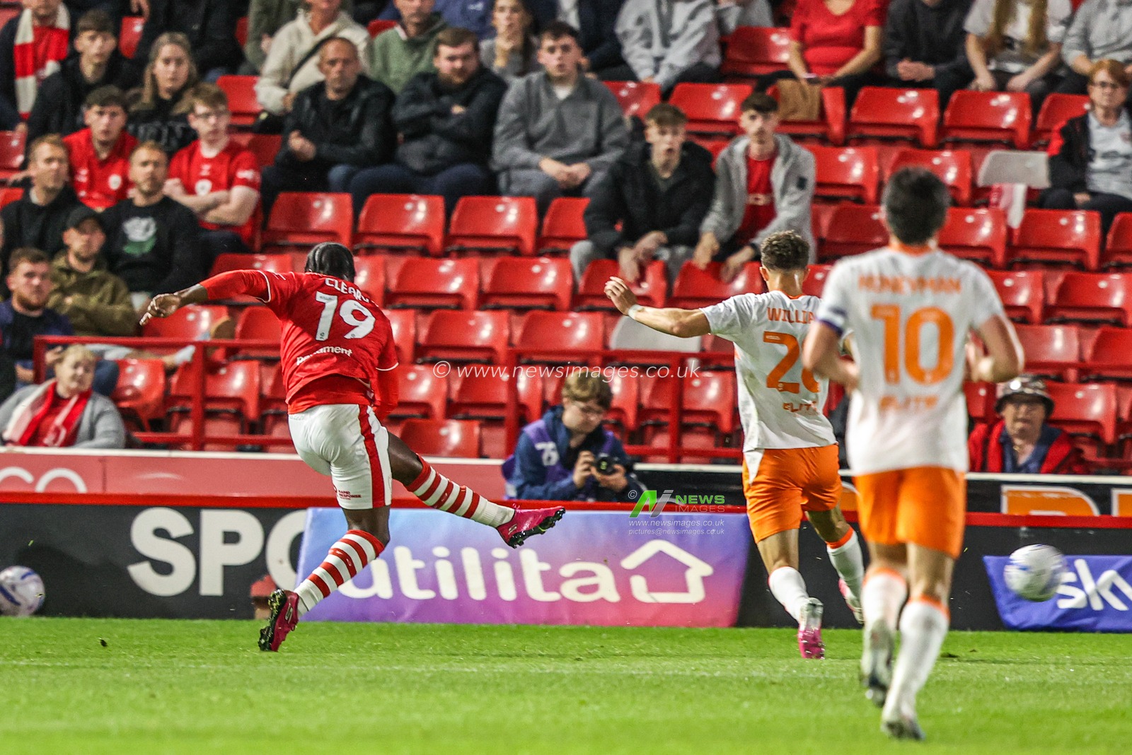 Reyes Cleary of Barnsley takes a shot on goal during the Sky Bet League One match Barnsley vs Blackpool at Oakwell, Barnsley, United Kingdom on 02 September 2026

(Photo by Alfie Cosgrove/News Images)