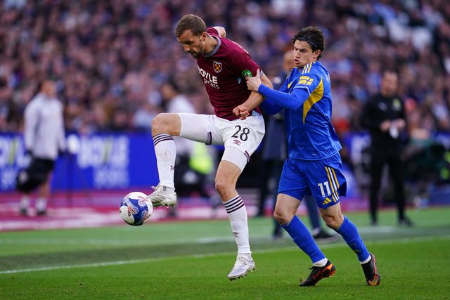 Tomas Soucek of West Ham United attempts pass under pressure from Brenden Aaronson of Leeds United during the Emirates FA Cup Quarter-Final match West Ham United vs Leeds United at London Stadium, London, United Kingdom on 04 April 2026

(Photo by Harvey Murphy/News Images)