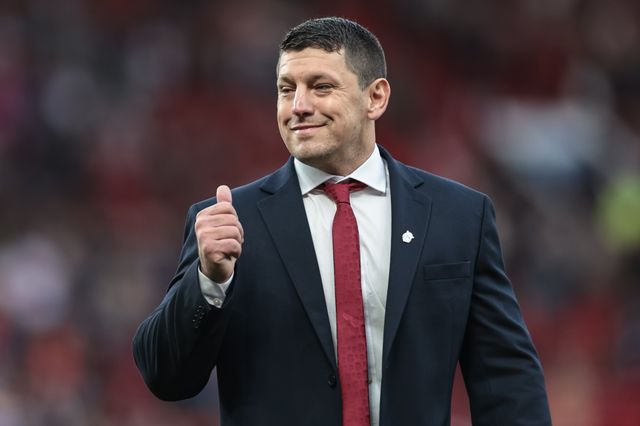 Matt Peet Head Coach of Wigan Warriors gives fans the thumbs up during the 2025 Betfred Super League Grand Final Hull KR v Wigan Warriors at Old Trafford, Manchester, United Kingdom, 11th October 2025

(Photo by Mark Cosgrove/News Images)