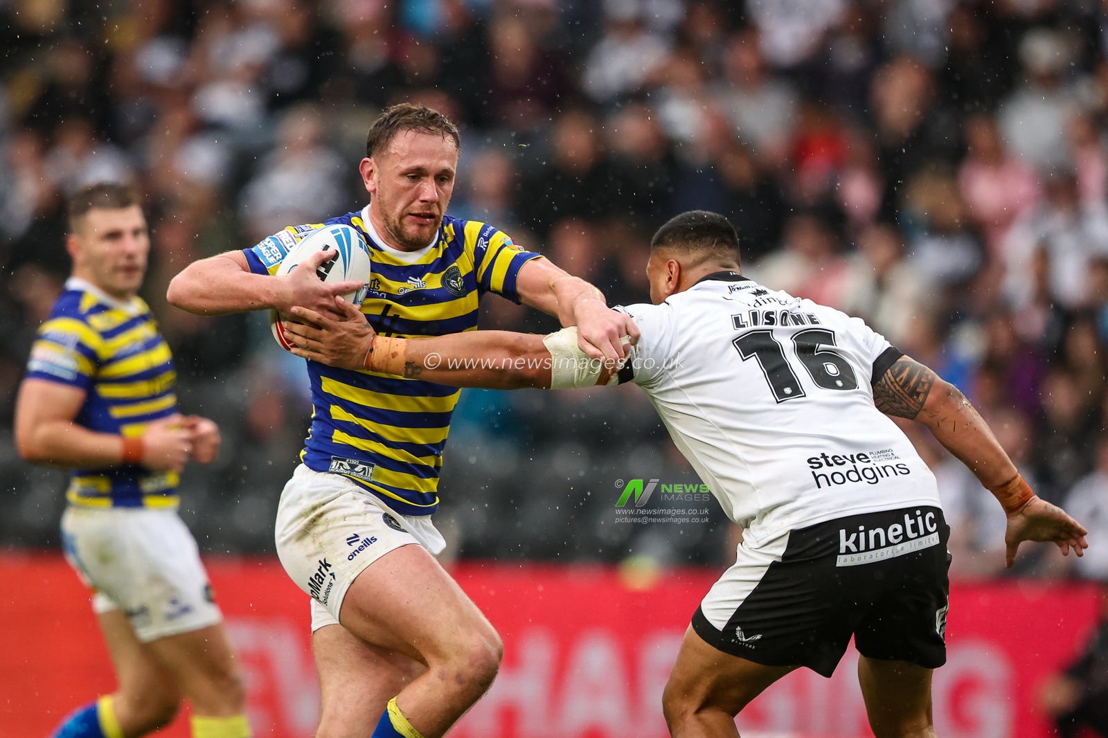 Ben Currie of Warrington Wolves is tackled by Sam Lisone of Hull FC during the Betfred Super League round 25 match Hull FC vs Warrington Wolves at MKM Stadium, Hull, United Kingdom on 29 August 2026

(Photo by Alfie Cosgrove/News Images)