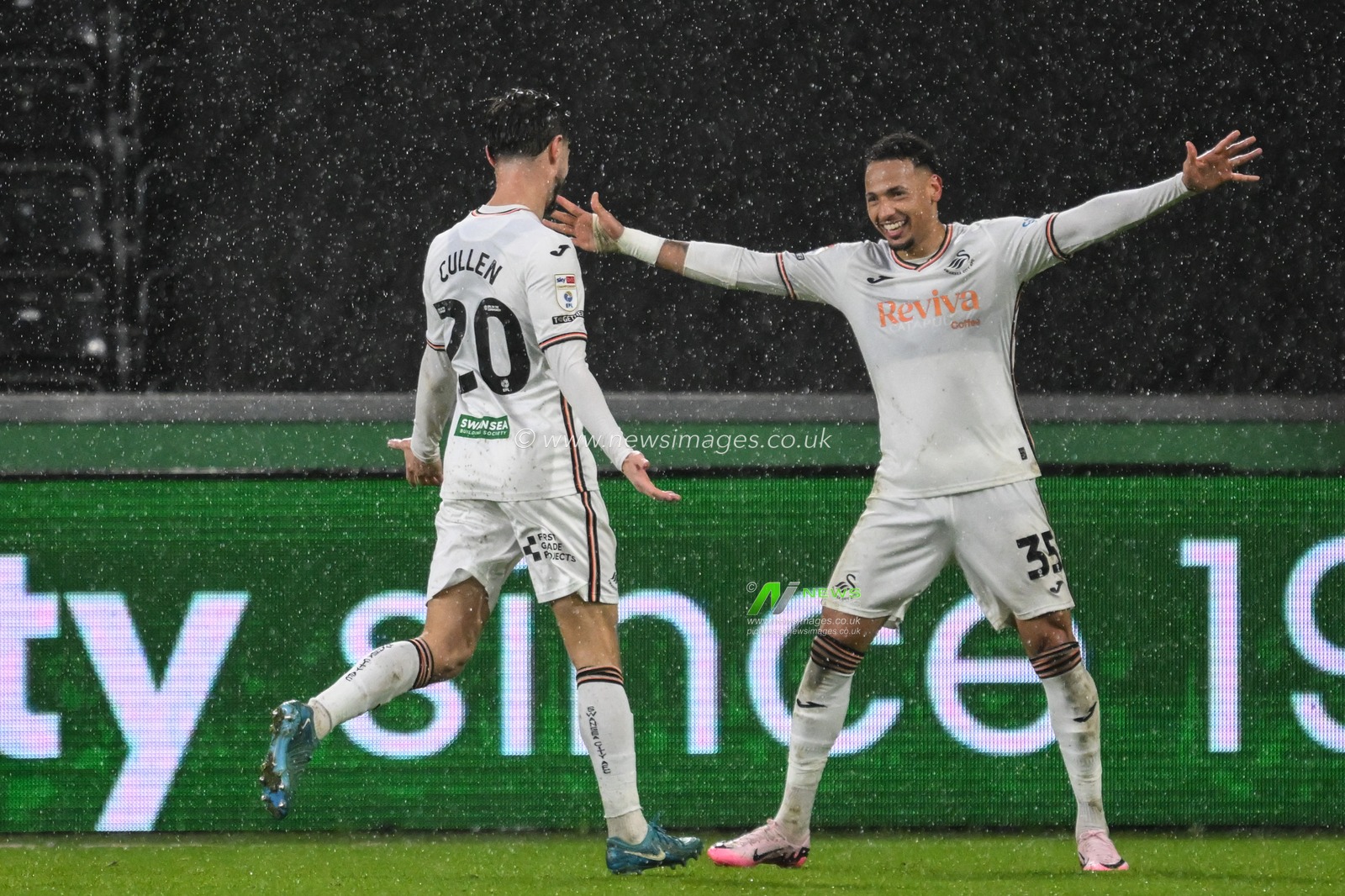 Liam Cullen of Swansea City celebrates his goal to make it 2-1 during the Sky Bet Championship match Swansea City vs Leeds United at Swansea.com Stadium, Swansea, United Kingdom, 24th November 2024

(Photo by Craig Thomas/News Images)