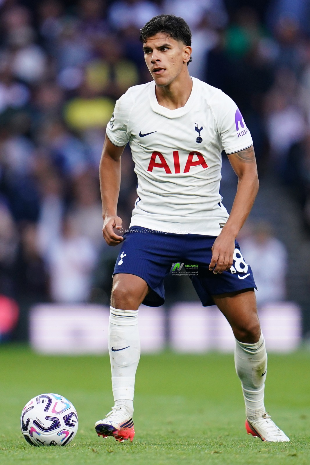 Mateus Fernandes of Tottenham Hotspur with the ball during the Premier League match Tottenham Hotspur vs Newcastle Untied at Tottenham Hotspur Stadium, London, United Kingdom on 29 August 2026

(Photo by Harvey Murphy/News Images)
