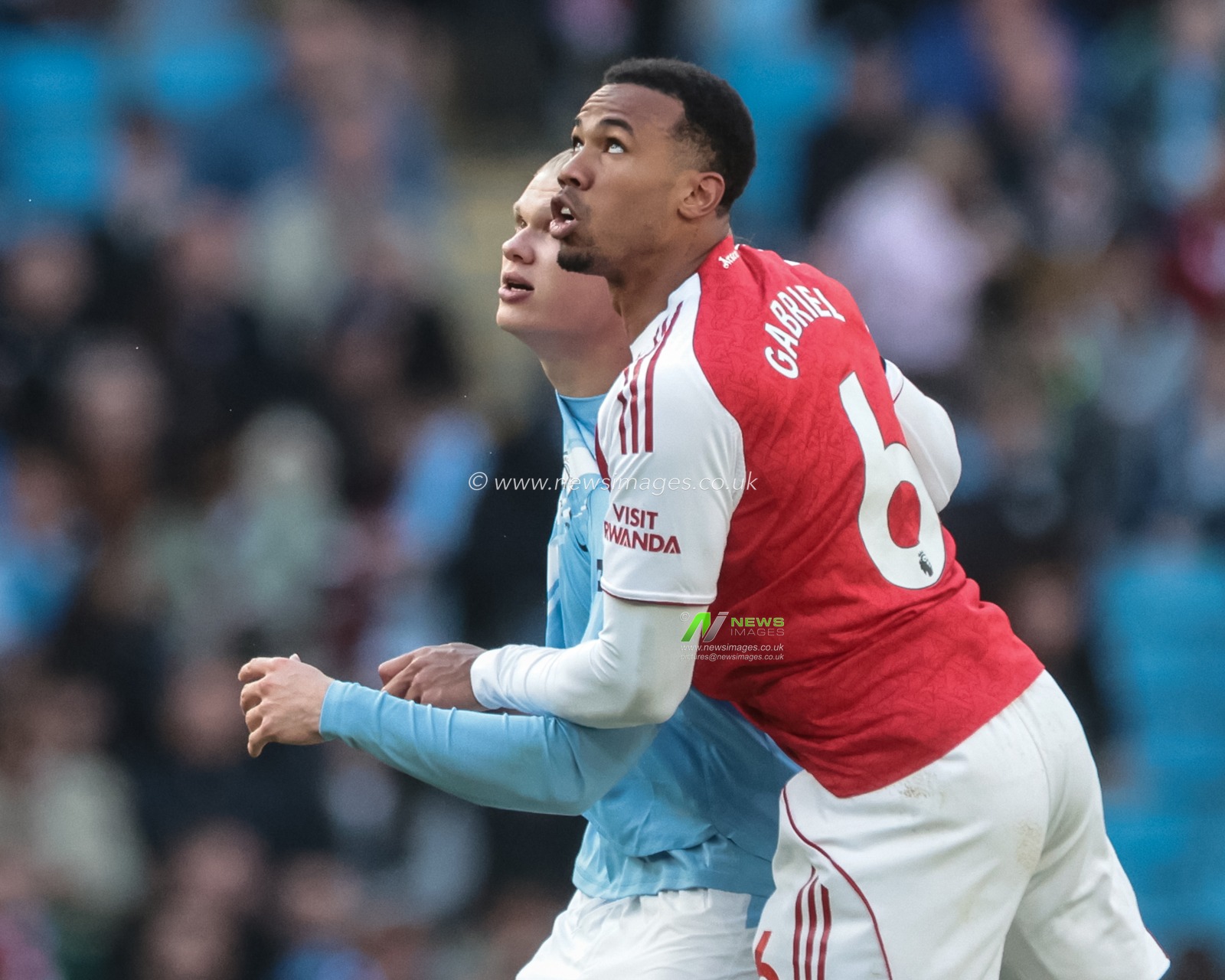 Erling Haaland of Manchester City and Gabriel of Arsenal track the ball during the Premier League match Manchester City vs Arsenal at Etihad Stadium, Manchester, United Kingdom on 19 April 2026

(Photo by Mark Cosgrove/News Images)