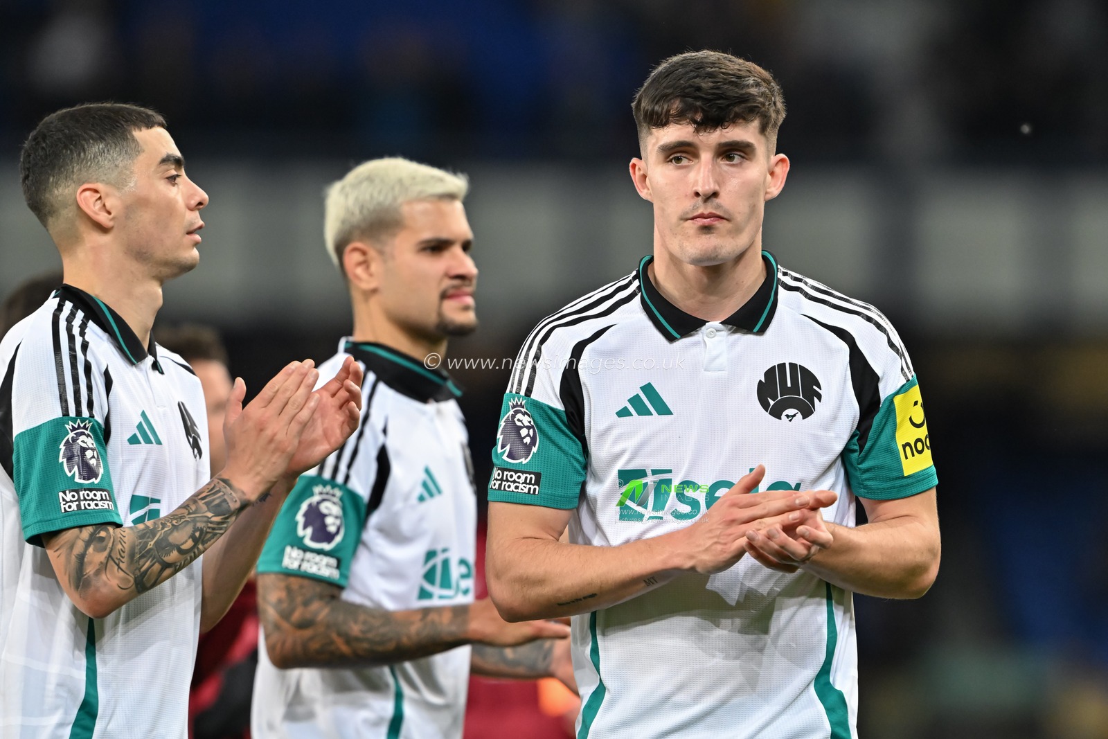 Tino Livramento of Newcastle United applauds fans at full time during the Premier League match Everton vs Newcastle United at Goodison Park, Liverpool, United Kingdom, 5th October 2024

(Photo by Cody Froggatt/News Images)
