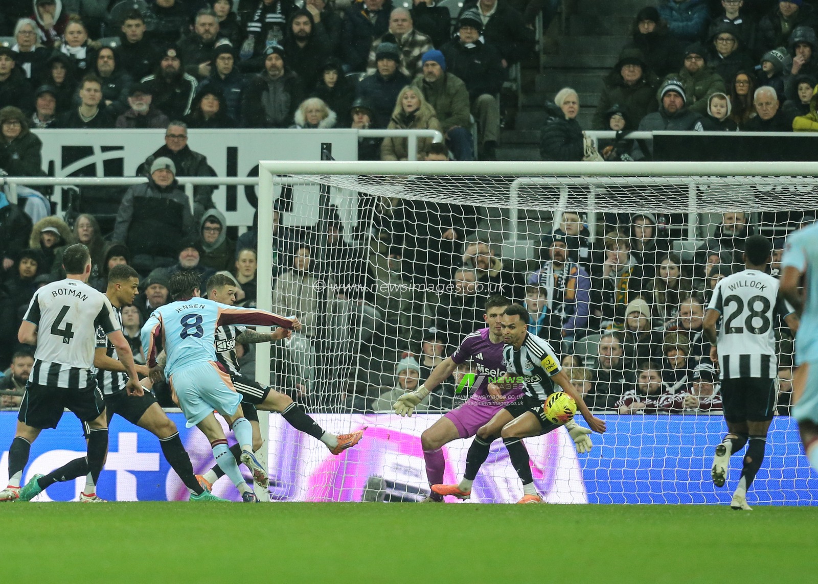 Jacob Murphy of Newcastle United handles the ball in the area during the Premier League match Newcastle Untied vs Brentford at St. James's Park, Newcastle, United Kingdom on 07 February 2026

(Photo by Richard Bierton/News Images)