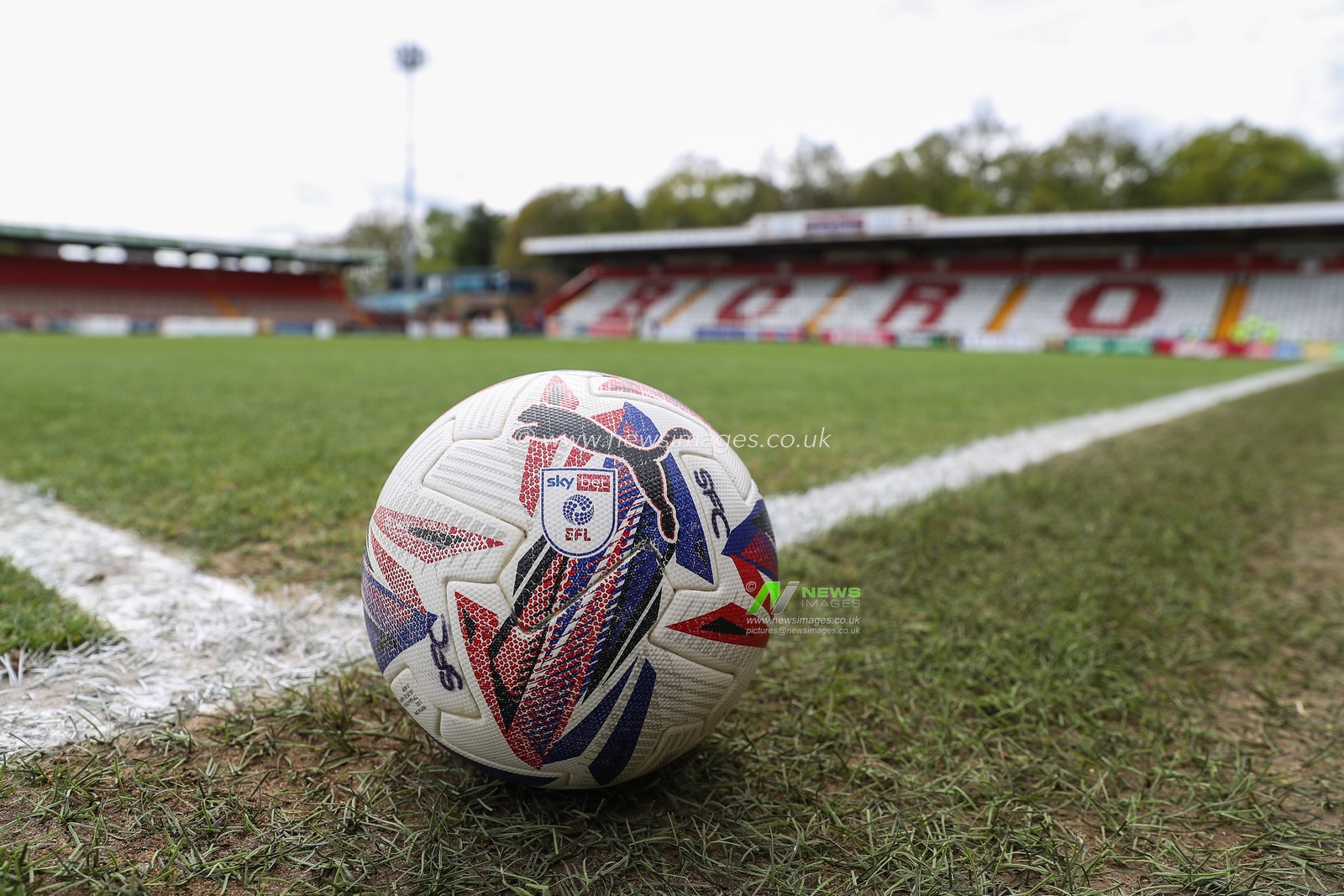 The EFL match ball ahead of the Sky Bet League 1 match Stevenage vs Blackpool at Lamex Stadium, Stevenage, United Kingdom, 18th April 2025

(Photo by Gareth Evans/News Images)