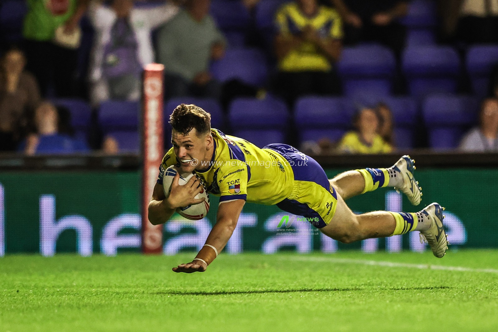 Josh Thewlis of Warrington Wolves goes over for a try during the Betfred Super League Round 22 match Warrington Wolves vs Catalans Dragons at Halliwell Jones Stadium, Warrington, United Kingdom, 14th August 2025

(Photo by Alfie Cosgrove/News Images)