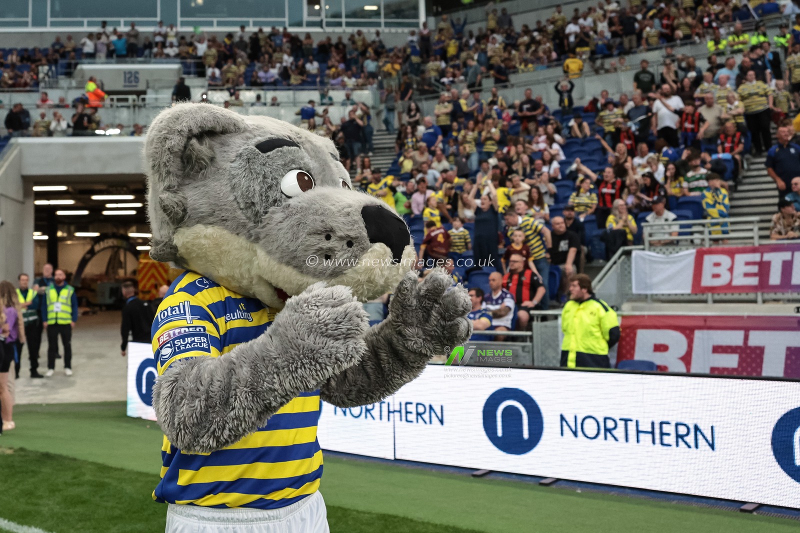 Warrington Wolves mascot Wolfie wins the half time mascot race during the Betfred Super League Magic Weekend match Leigh Leopards vs Warrington Wolves at Hill Dickinson Stadium, Liverpool, United Kingdom on 04 July 2026

(Photo by Mark Cosgrove/News Images)