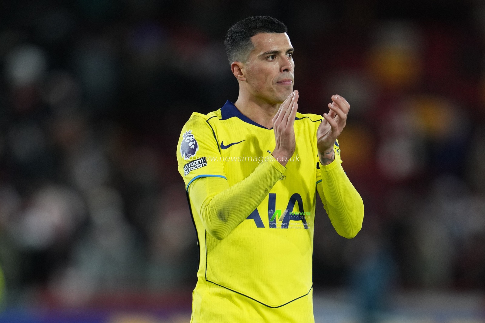 Pedro Porro of Tottenham Hotspur applauds away support during the Premier League match Brentford vs Tottenham Hotspur at The Gtech Community Stadium, London, United Kingdom, 1st January 2026

(Photo by Harvey Murphy/News Images)

*** GER AUT SUI OUT ***