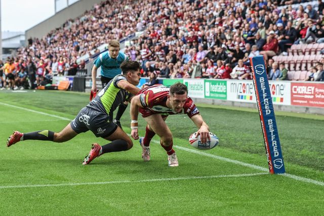 Jake Wardle of Wigan Warriors goes over for a try during the Betfred Super League round 20 match Wigan Warriors vs Catalans Dragons at The Brick Community Stadium, Wigan, United Kingdom, 25th July 2025

(Photo by Alfie Cosgrove/News Images)
