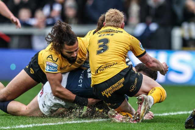 Cameron Smith of Leeds Rhinos goes over however video review says no try during the Betfred Super League round 4 match Leeds Rhinos vs Castleford Tigers at AMT Headingley Stadium, Leeds, United Kingdom on 08 March 2026

(Photo by Alfie Cosgrove/News Images)
