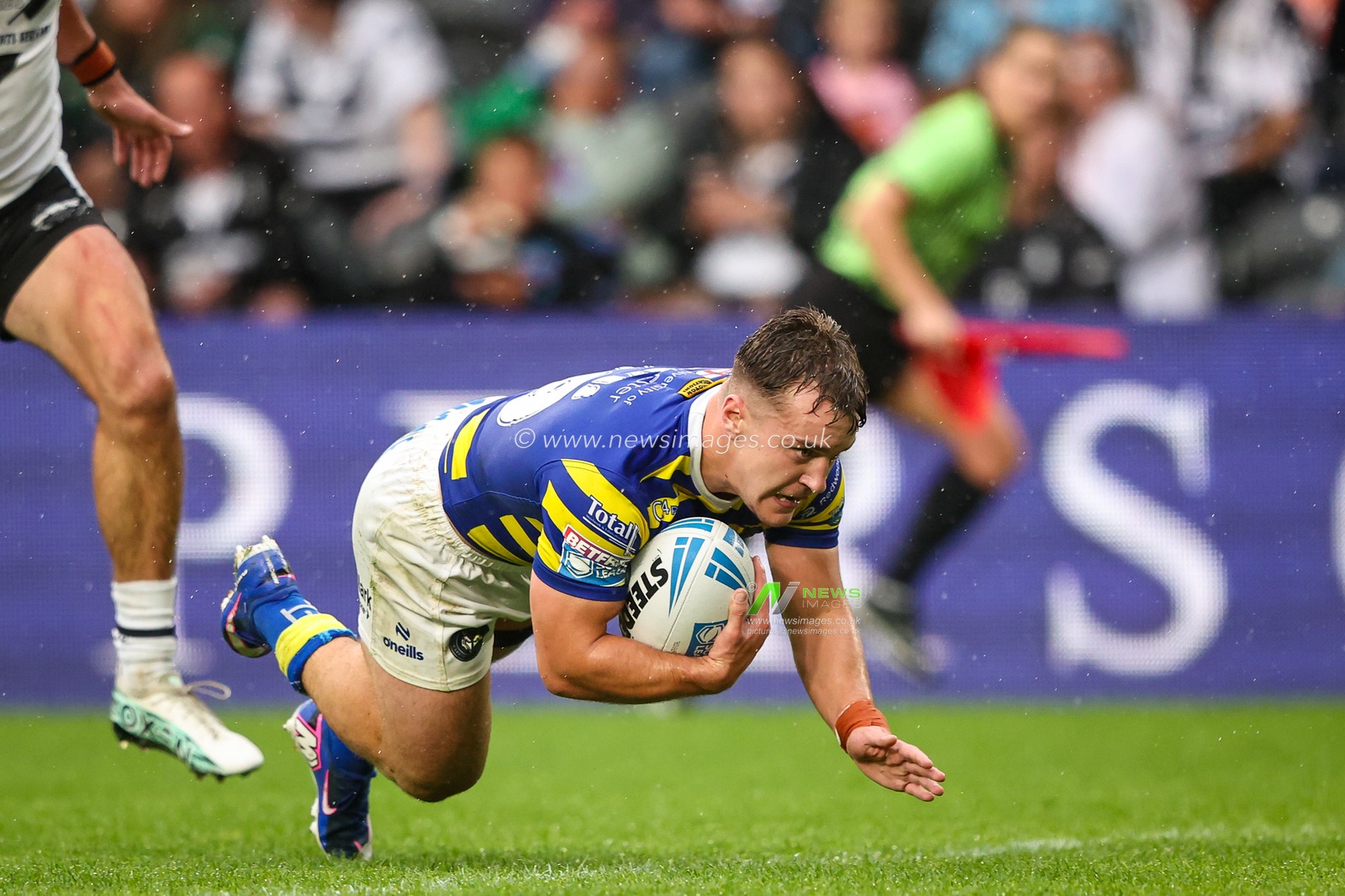 Leon Hayes of Warrington Wolves goes over for a try during the Betfred Super League round 25 match Hull FC vs Warrington Wolves at MKM Stadium, Hull, United Kingdom on 29 August 2026

(Photo by Alfie Cosgrove/News Images)