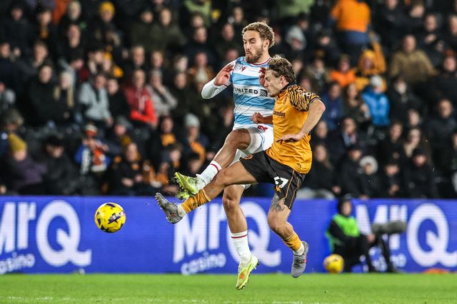 Sam Smith of Wrexham and Regan Slater of Hull City battle for the ball during the Sky Bet Championship match Hull City vs Wrexham at MKM Stadium, Hull, United Kingdom, 10th December 2025

(Photo by Alfie Cosgrove/News Images)

*** GER AUT SUI OUT ***