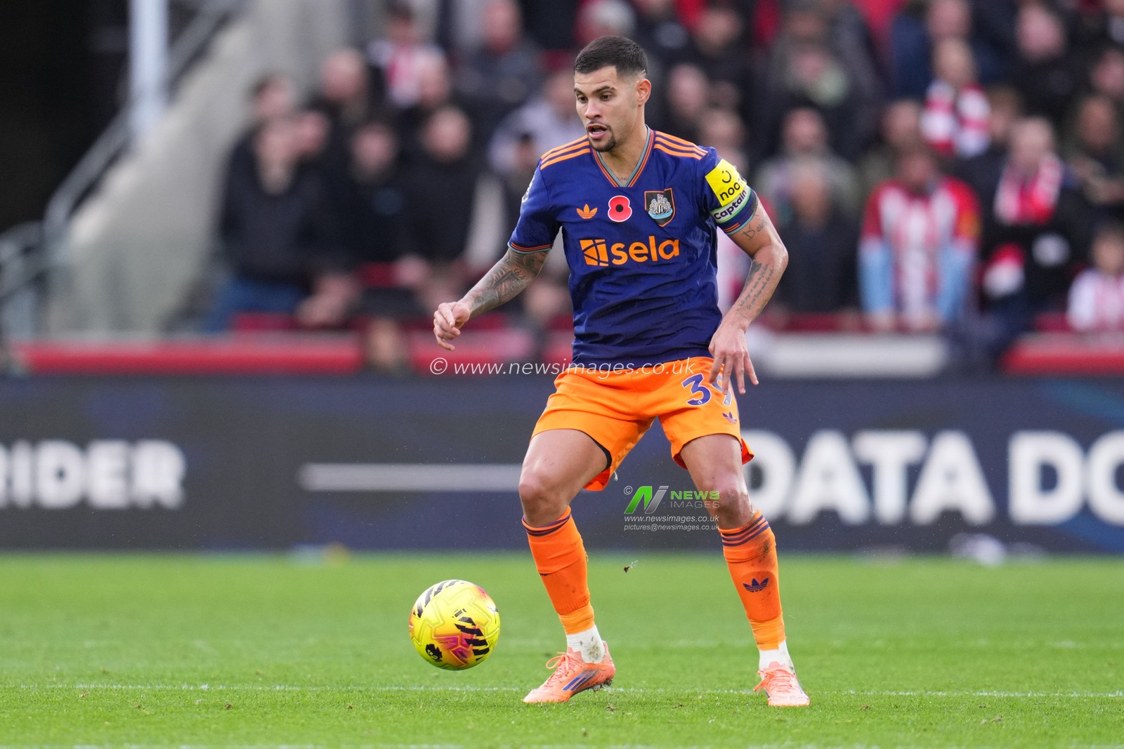 Bruno Guimarães of Newcastle United on the ball during the Premier League match Brentford vs Newcastle United at The Gtech Community Stadium, London, United Kingdom, 9th November 2025

(Photo by Harvey Murphy/News Images)

*** GER AUT SUI OUT ***