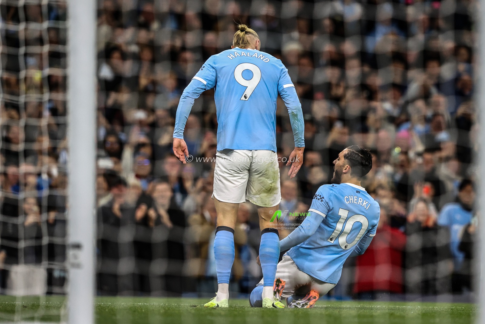 Erling Haaland of Manchester City celebrates his goal to make it 1-0 during the Premier League match Manchester City vs Bournemouth at Etihad Stadium, Manchester, United Kingdom, 2nd November 2025

(Photo by Alfie Cosgrove/News Images)

*** GER AUT SUI OUT ***
