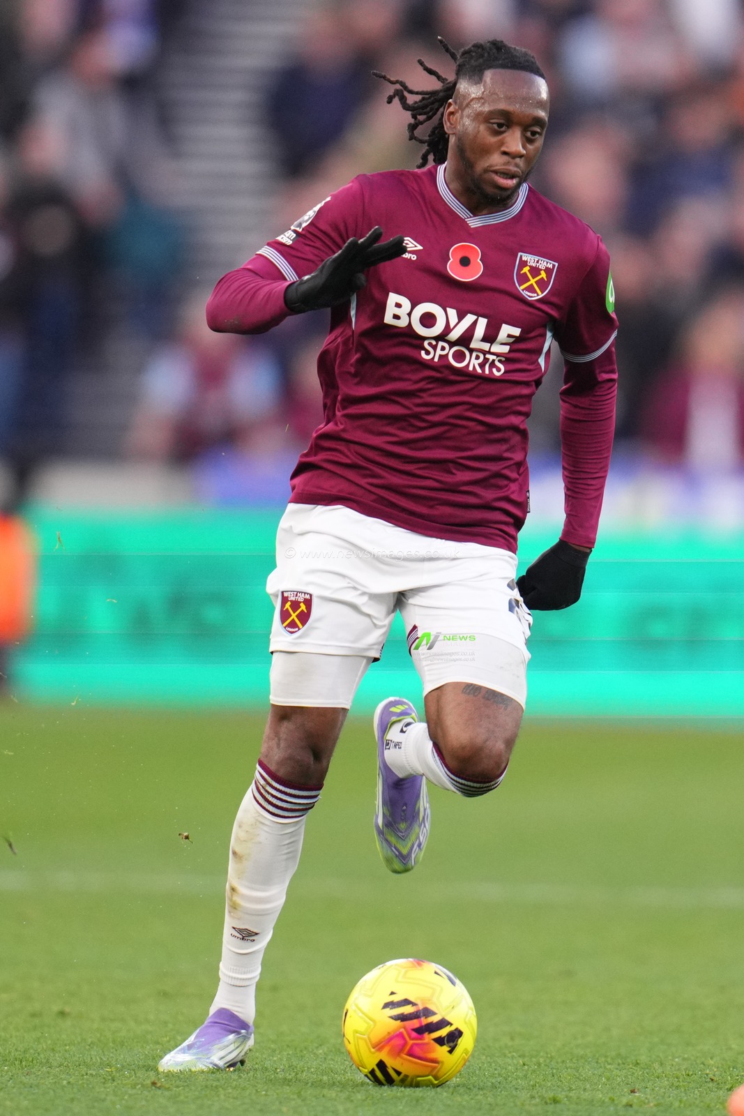 Aaron Wan-Bissaka of West Ham United on the ball during the Premier League match West Ham United vs Burnley at London Stadium, London, United Kingdom, 8th November 2025

(Photo by Harvey Murphy/News Images)

*** GER AUT SUI OUT ***