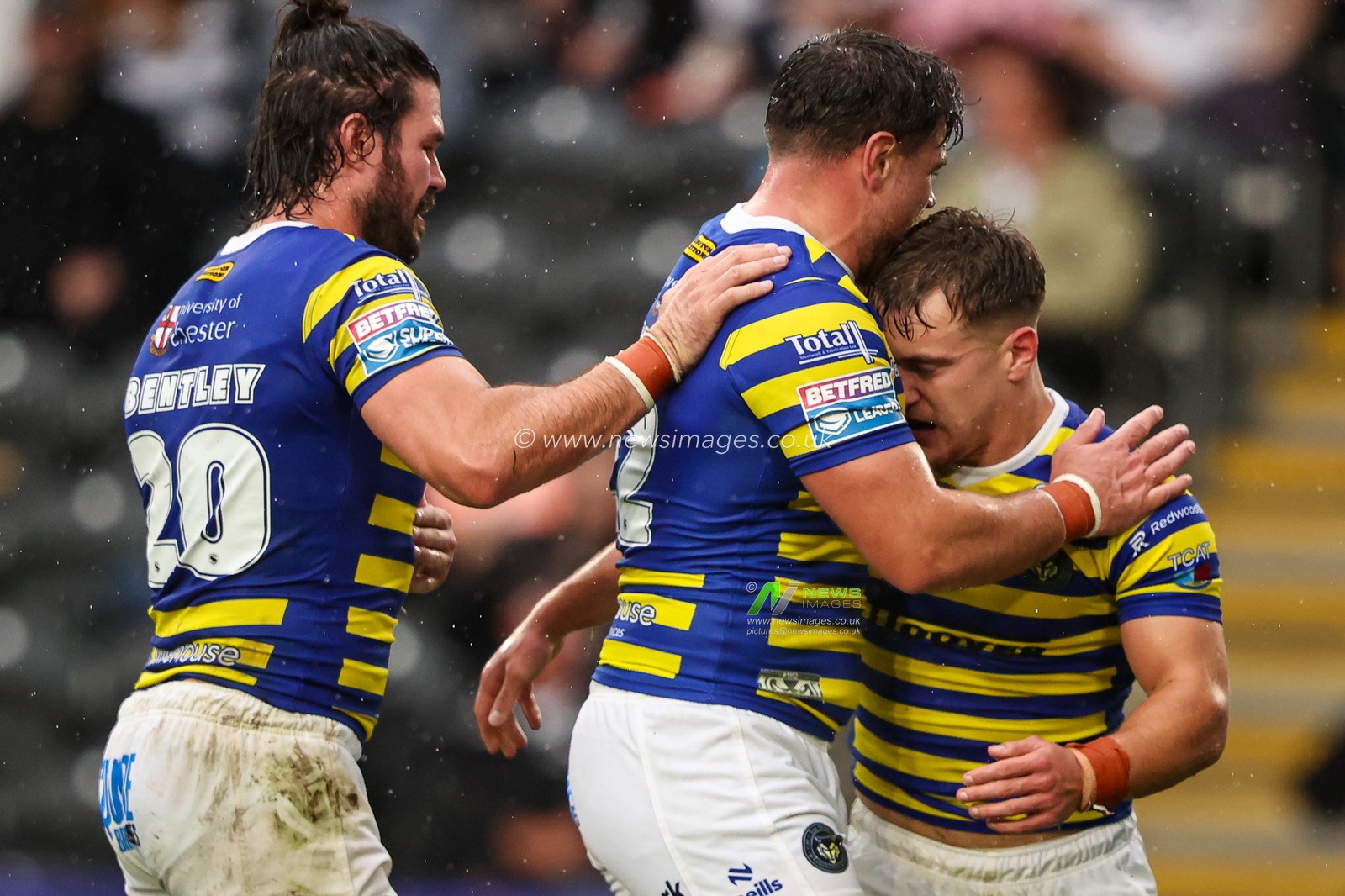 Leon Hayes of Warrington Wolves celebrates his try during the Betfred Super League round 25 match Hull FC vs Warrington Wolves at MKM Stadium, Hull, United Kingdom on 29 August 2026

(Photo by Alfie Cosgrove/News Images)