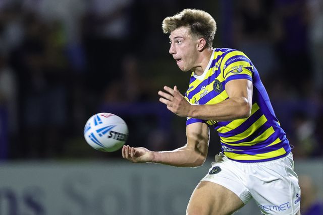 Ewan Irwin of Warrington Wolves offloads during the Betfred Super League round 23 match Warrington Wolves vs York Knights at The Halliwell Jones Stadium, Warrington, United Kingdom on 13 August 2026

(Photo by Mark Cosgrove/News Images)