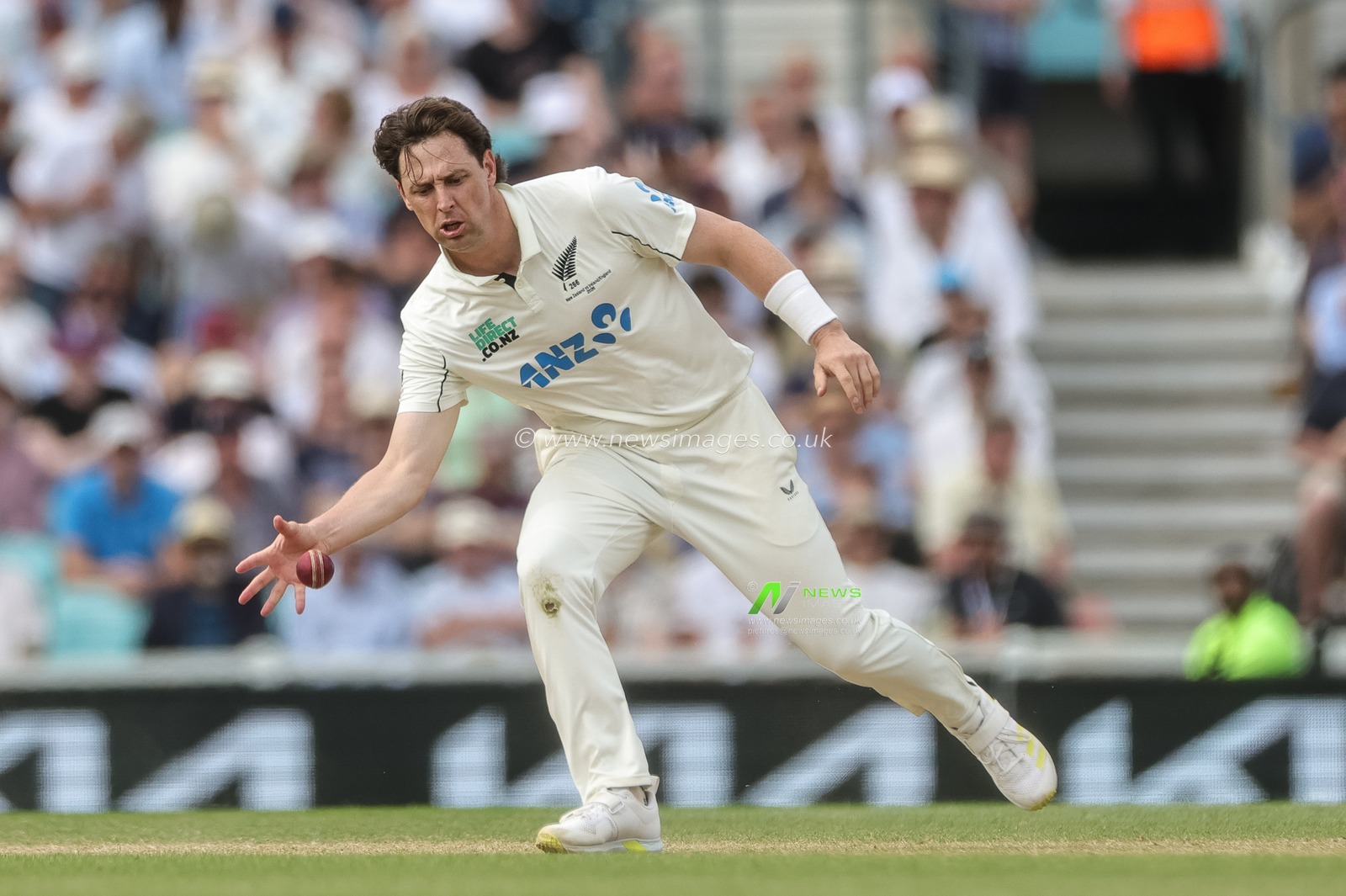 Matt Henry of New Zealand fields the ball during the 2nd Rothesay Test Match Day 4 match England vs New Zealand at The Kia Oval, London, United Kingdom on 20 June 2026

(Photo by Mark Cosgrove/News Images)