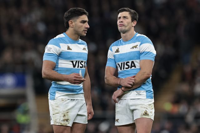 Santiago Carreras of Argentina speaks to Bautista Delguy of Argentina during the Quilter Nations Series 2025 match England vs Argentina at Allianz Stadium, Twickenham, United Kingdom, 23rd November 2025

(Photo by Mark Cosgrove/News Images)

*** GER AUT SUI OUT ***