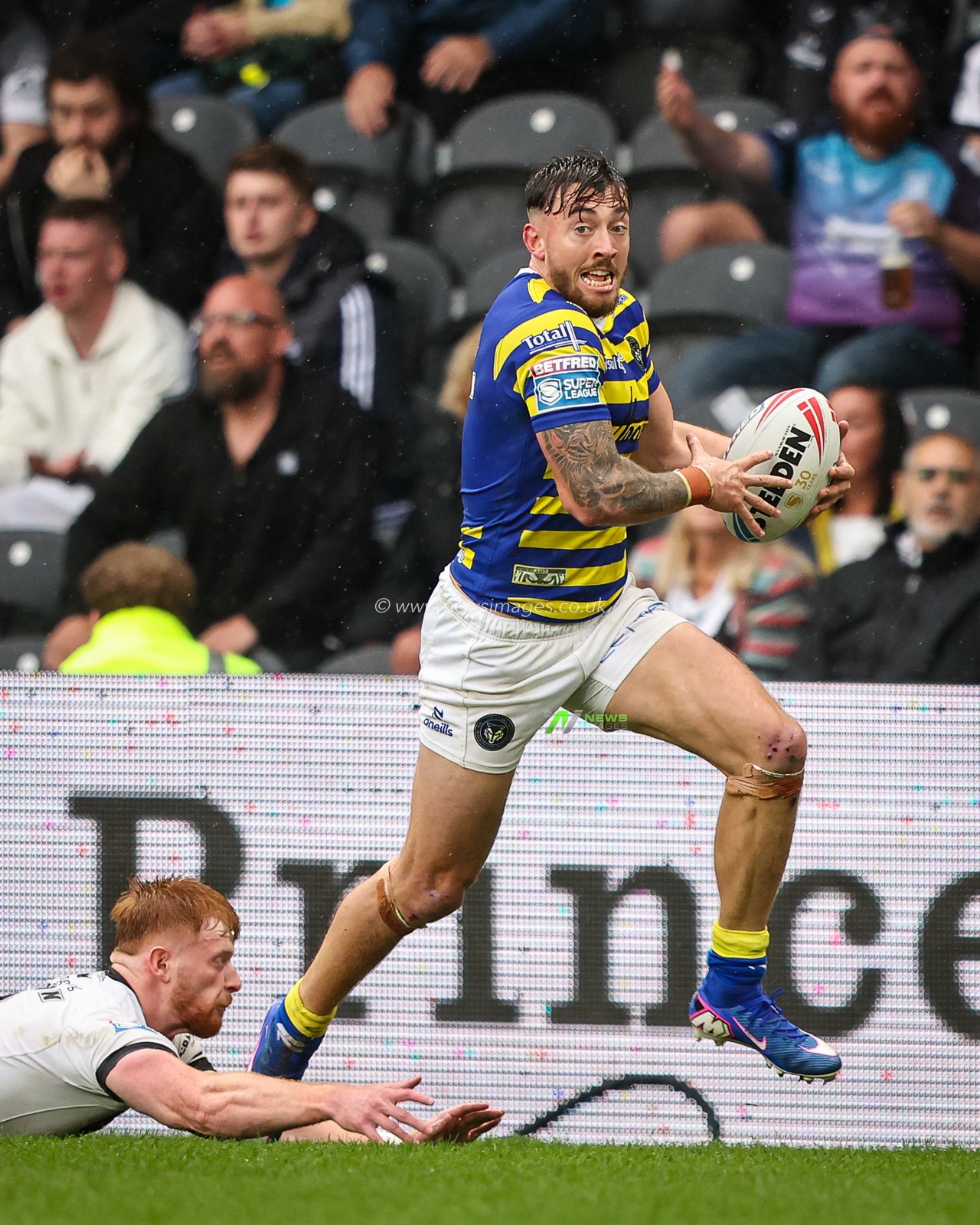 Matty Ashton of Warrington Wolves breaks with the ball during the Betfred Super League round 25 match Hull FC vs Warrington Wolves at MKM Stadium, Hull, United Kingdom on 29 August 2026

(Photo by Alfie Cosgrove/News Images)