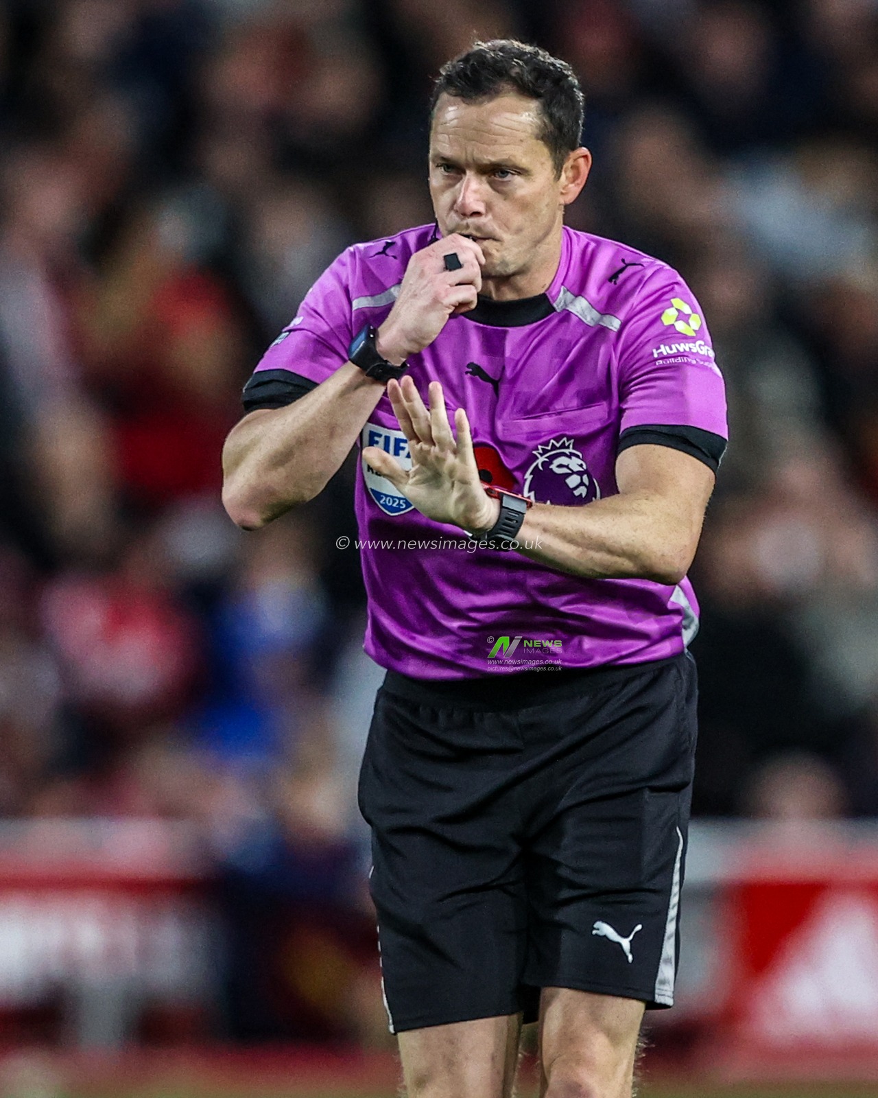 Referee Darren England during the Premier League match Nottingham Forest vs Manchester United at City Ground, Nottingham, United Kingdom, 1st November 2025

(Photo by Alfie Cosgrove/News Images)

*** GER AUT SUI OUT ***