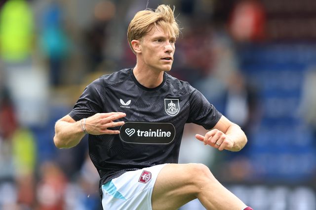 Zian Flemming of Burnley warms up ahead of the Sky Bet Championship match Burnley vs West Ham United at Turf Moor, Burnley, United Kingdom on 16 August 2026

(Photo by Jorge Horsted/News Images)