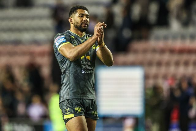 Kallum Watkins of Leeds Rhinos applauds the fans after the game during the Betfred Super League round 11 match Wigan Warriors vs Leeds Rhinos at The Brick Community Stadium, Wigan, United Kingdom on 15 May 2026

(Photo by Alfie Cosgrove/News Images)