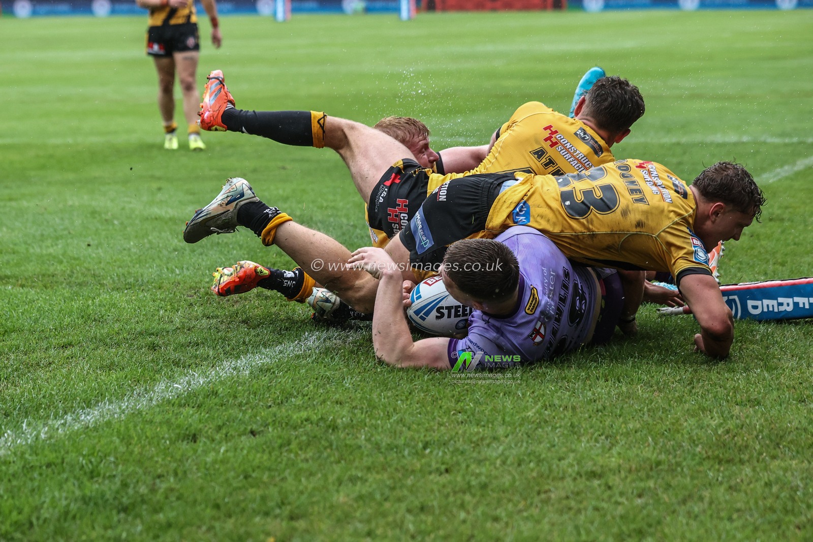 Jake Thewlis of Warrington Wolves goes over for a try during the Betfred Super League round 19 match Castleford Tigers vs Warrington Wolves at The Mend-A-Hose Jungle, Castleford, United Kingdom, 20th July 2025

(Photo by Alfie Cosgrove/News Images)