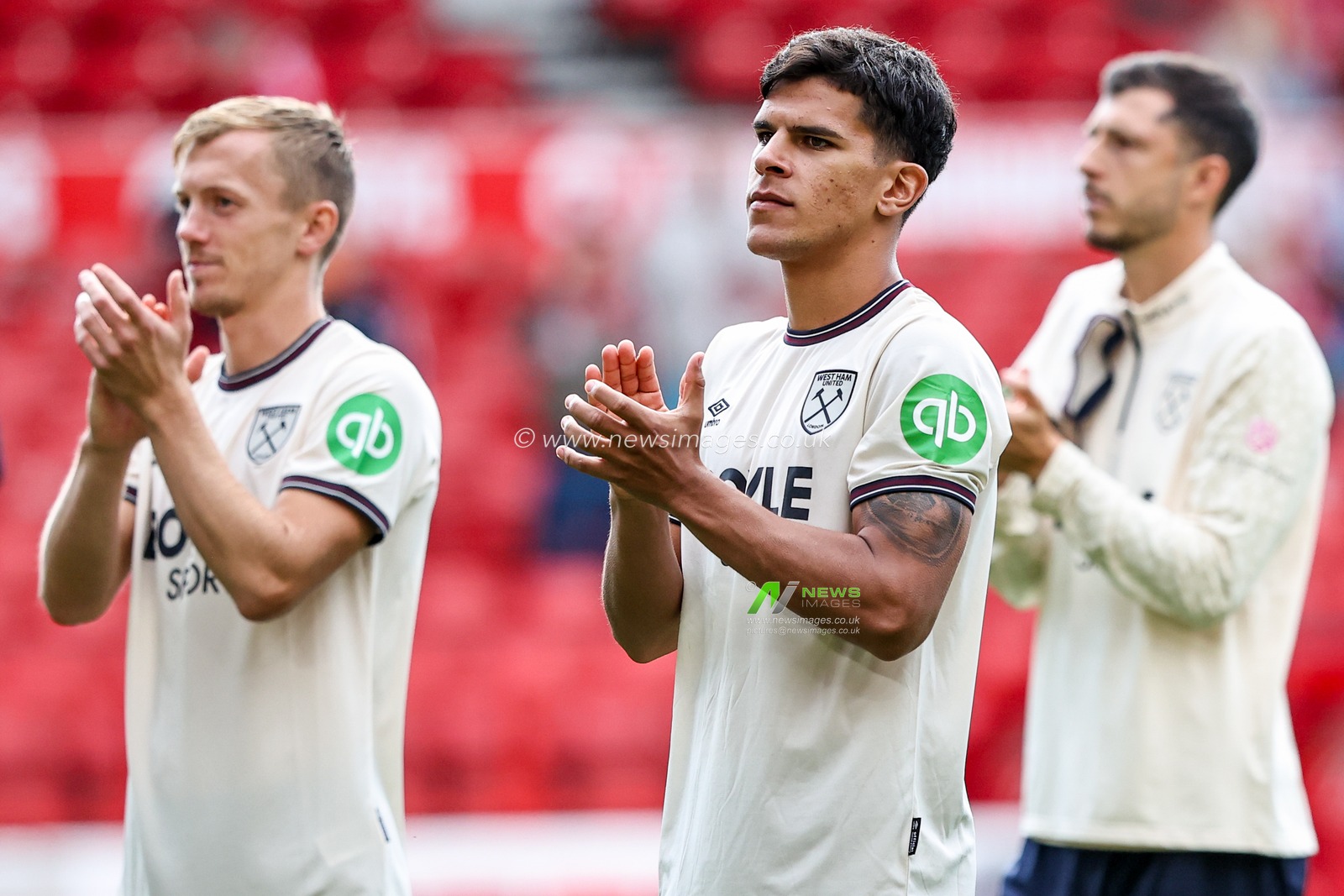 Mateus Fernandes of West Ham United acknowledges the fans following the Premier League match Nottingham Forest vs West Ham United at City Ground, Nottingham, United Kingdom, 31st August 2025

(Photo by Alfie Cosgrove/News Images)