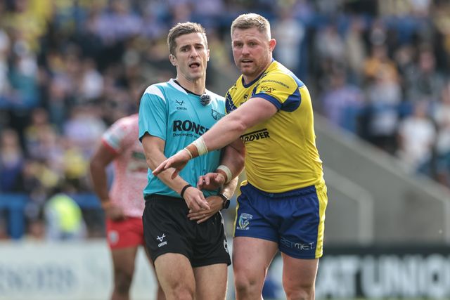 Referee Chris Kendall and Luke Yates of Warrington Wolves accidentally clash during the Betfred Super League Round 25 match Warrington Wolves vs Leigh Leopards at Halliwell Jones Stadium, Warrington, United Kingdom, 6th September 2025

(Photo by Mark Cosgrove/News Images)
