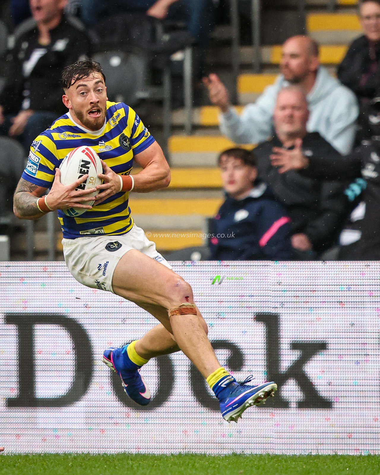 Matty Ashton of Warrington Wolves breaks with the ball during the Betfred Super League round 25 match Hull FC vs Warrington Wolves at MKM Stadium, Hull, United Kingdom on 29 August 2026

(Photo by Alfie Cosgrove/News Images)