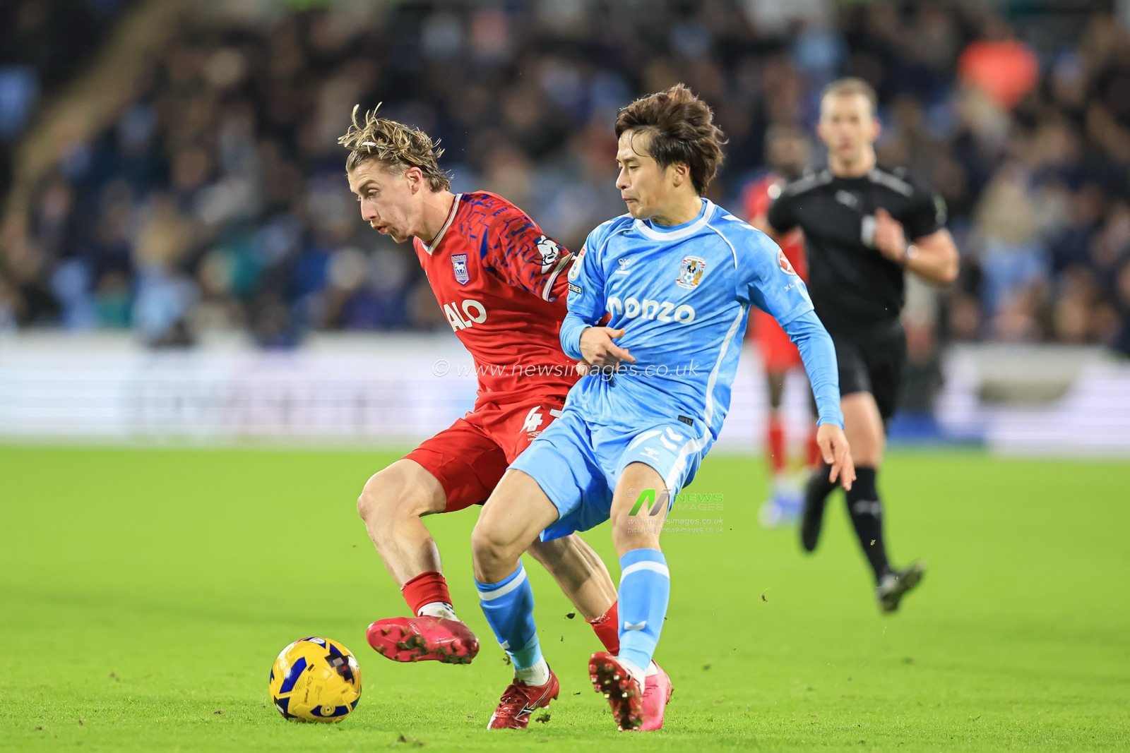 Jack Clarke of Ipswich Town with the ball during the Sky Bet Championship match Coventry City vs Ipswich Town at Coventry Building Society Arena, Coventry, United Kingdom, 29th December 2025

(Photo by Euan Manning/News Images)

*** GER AUT SUI OUT ***