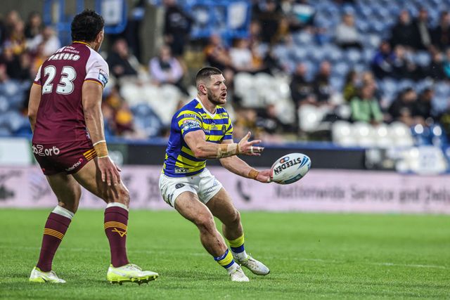 Danny Walker of Warrington Wolves passes the ball during the Betfred Super League round 10 match Huddersfield Giants vs Warrington Wolves at Accu Stadium, Huddersfield, United Kingdom on 02 May 2026

(Photo by Alfie Cosgrove/News Images)