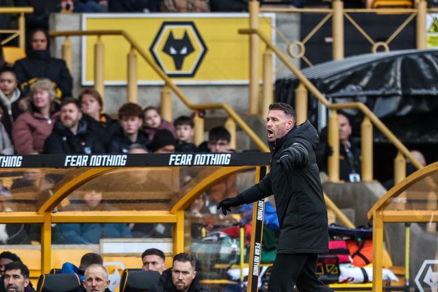 Rob Edwards manager of Wolverhampton Wanderers gives his team instructions during the Premier League match Wolverhampton Wanderers vs Bournemouth at Molineux, Wolverhampton, United Kingdom, 31st January 2026

(Photo by Alfie Cosgrove/News Images)