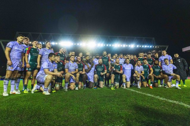 Both teams celebrate the Slater Cup during the Gallagher Premiership match Leicester Tigers vs Gloucester Rugby at Mattioli Woods Welford Road Stadium, Leicester, United Kingdom, 19th December 2025

(Photo by Craig Evans/News Images)

*** GER AUT SUI OUT ***