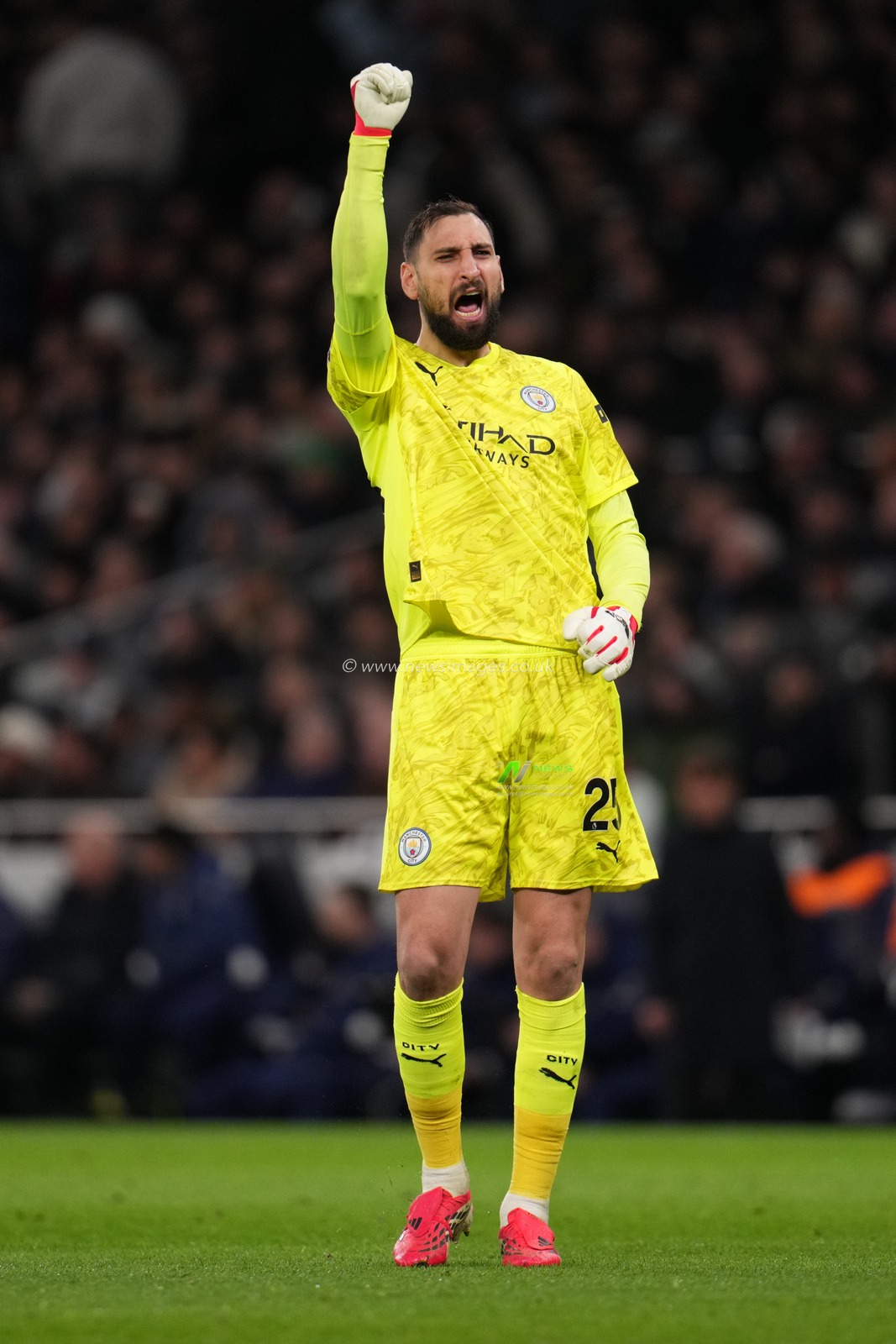Gianluigi Donnarumma of Manchester City celebrates 2-0 lead during the Premier League match Tottenham Hotspur vs Manchester City at Tottenham Hotspur Stadium, London, United Kingdom, 1st February 2026

(Photo by Harvey Murphy/News Images)