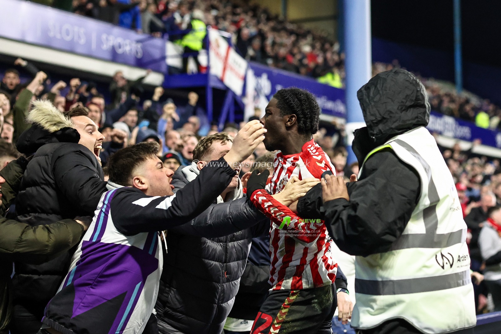 Eliezer Mayenda of Sunderland celebrates his goal to make it 1-2 with the fans during the Sky Bet Championship match Sheffield Wednesday vs Sunderland at Hillsborough, Sheffield, United Kingdom, 28th February 2025

(Photo by Mark Cosgrove/News Images)