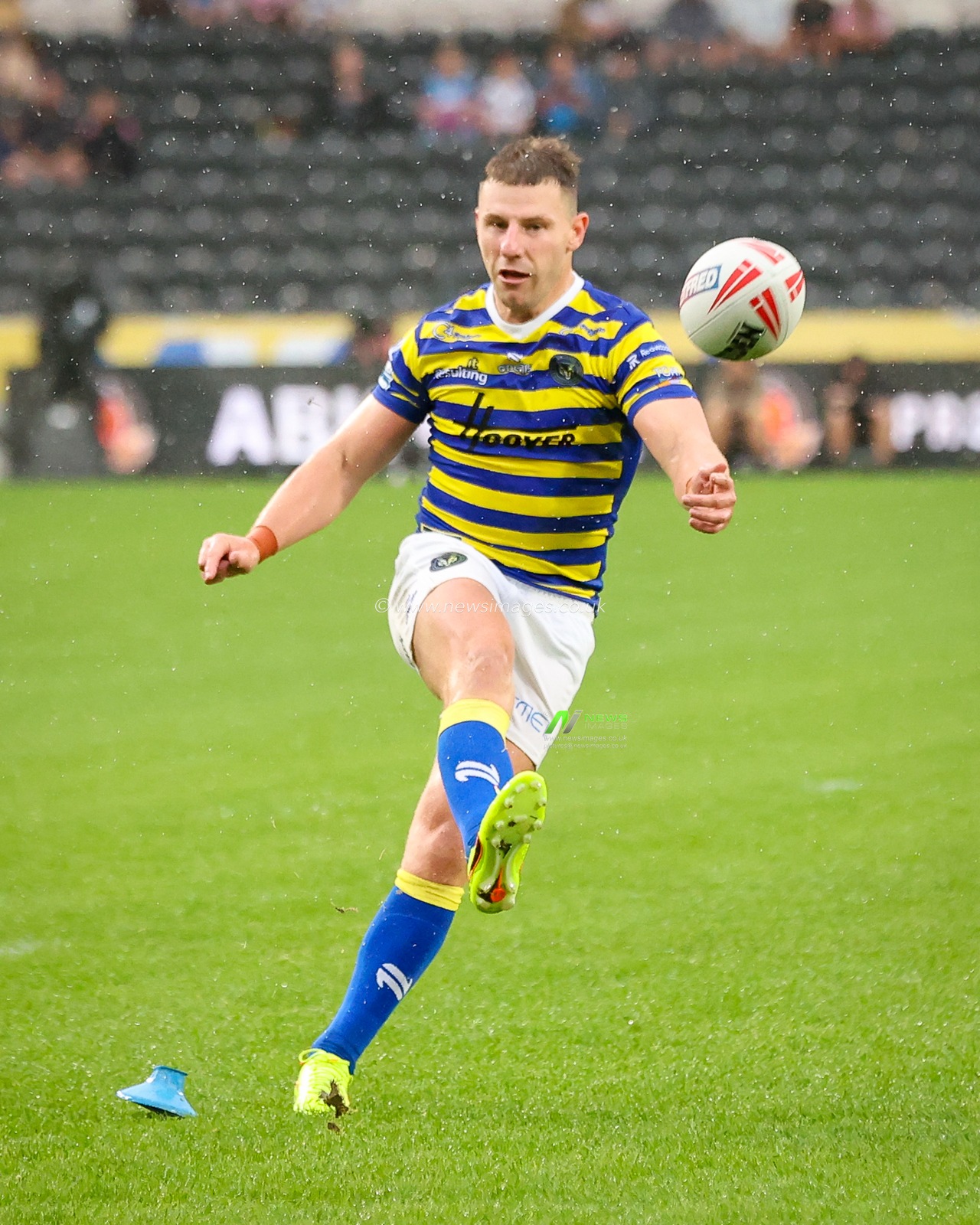 George Williams of Warrington Wolves scores a penalty  during the Betfred Super League round 25 match Hull FC vs Warrington Wolves at MKM Stadium, Hull, United Kingdom on 29 August 2026

(Photo by Alfie Cosgrove/News Images)