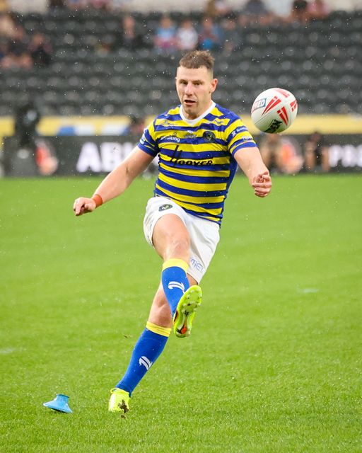 George Williams of Warrington Wolves scores a penalty  during the Betfred Super League round 25 match Hull FC vs Warrington Wolves at MKM Stadium, Hull, United Kingdom on 29 August 2026

(Photo by Alfie Cosgrove/News Images)