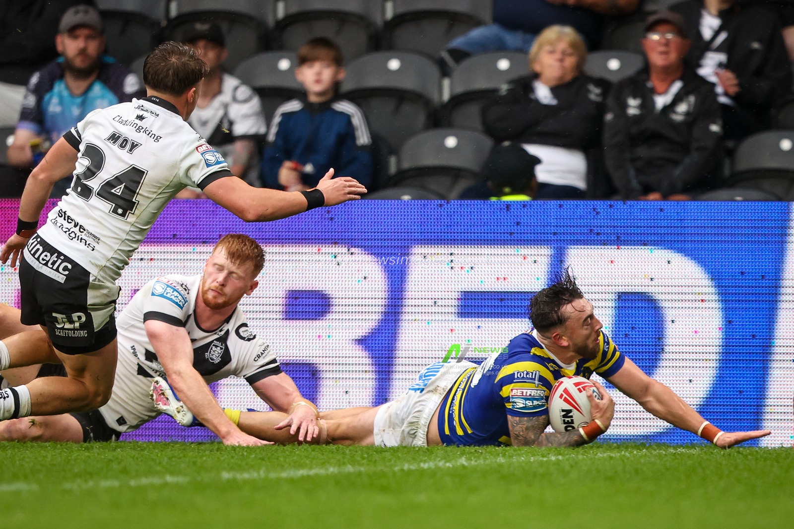 Matty Ashton of Warrington Wolves goes over for a try during the Betfred Super League round 25 match Hull FC vs Warrington Wolves at MKM Stadium, Hull, United Kingdom on 29 August 2026

(Photo by Alfie Cosgrove/News Images)
