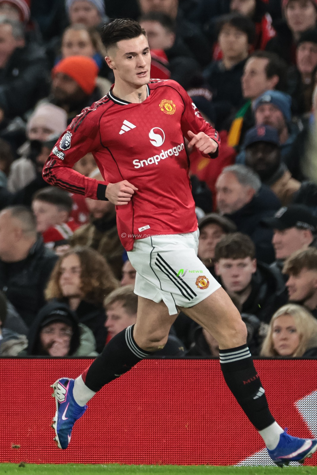 Benjamin Sesko of Manchester United during the Premier League match Manchester United vs Wolverhampton Wanderers at Old Trafford, Manchester, United Kingdom, 30th December 2025

(Photo by Mark Cosgrove/News Images)

*** GER AUT SUI OUT ***