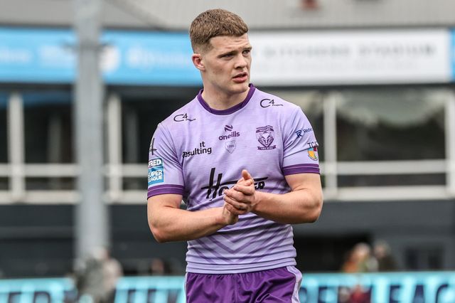 Jake Thewlis of Warrington Wolves applauds the fans after the game during the Betfred Super League Round 11 match Wakefield Trinity vs Warrington Wolves at DIY Kitchens Stadium, Wakefield, United Kingdom, 18th May 2025

(Photo by Alfie Cosgrove/News Images)