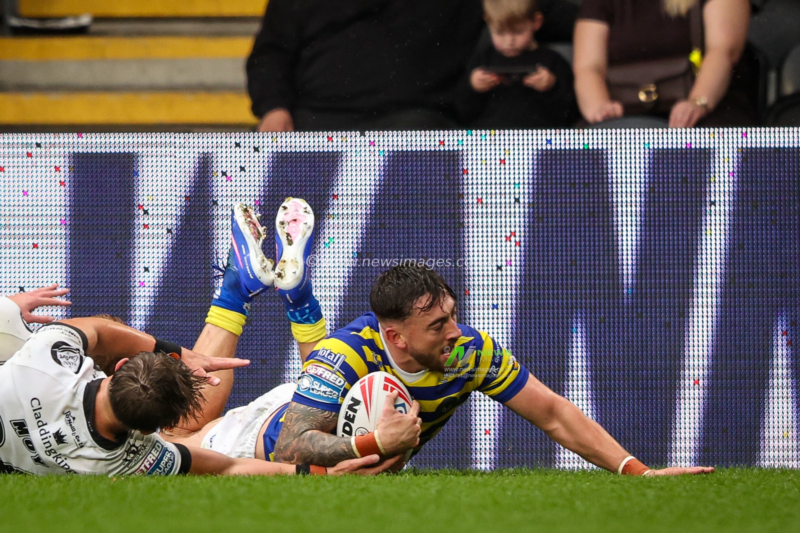 Matty Ashton of Warrington Wolves goes over for a try during the Betfred Super League round 25 match Hull FC vs Warrington Wolves at MKM Stadium, Hull, United Kingdom on 29 August 2026

(Photo by Alfie Cosgrove/News Images)