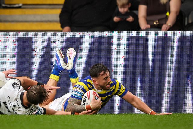 Matty Ashton of Warrington Wolves goes over for a try during the Betfred Super League round 25 match Hull FC vs Warrington Wolves at MKM Stadium, Hull, United Kingdom on 29 August 2026

(Photo by Alfie Cosgrove/News Images)