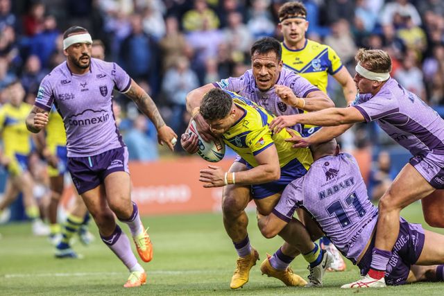 Joe Philbin of Warrington Wolves is tackled by Dean Hadley of Hull KR and Sauaso Sue of Hull KR during the Betfred Super League Round 12 match Warrington Wolves vs Hull KR at Halliwell Jones Stadium, Warrington, United Kingdom, 23rd May 2025

(Photo by Alfie Cosgrove/News Images)