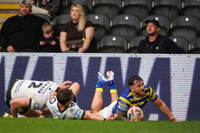 Matty Ashton of Warrington Wolves goes over for a try during the Betfred Super League round 25 match Hull FC vs Warrington Wolves at MKM Stadium, Hull, United Kingdom on 29 August 2026

(Photo by Alfie Cosgrove/News Images)