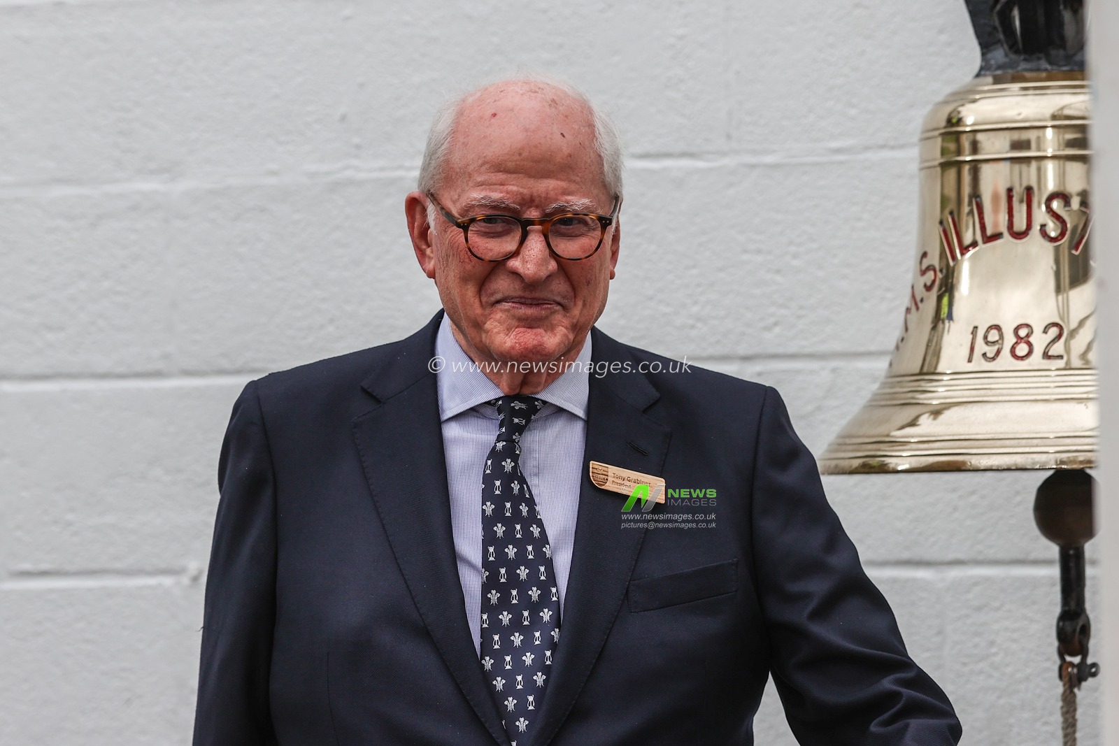 Tony Grabiner rings the 5 minute bell during the 3rd Metro Bank ODI England v West Indies at The Kia Oval, London, United Kingdom, 3rd June 2025

(Photo by Alfie Cosgrove/News Images)