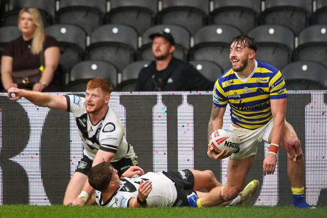 Matty Ashton of Warrington Wolves celebrates his try during the Betfred Super League round 25 match Hull FC vs Warrington Wolves at MKM Stadium, Hull, United Kingdom on 29 August 2026

(Photo by Alfie Cosgrove/News Images)