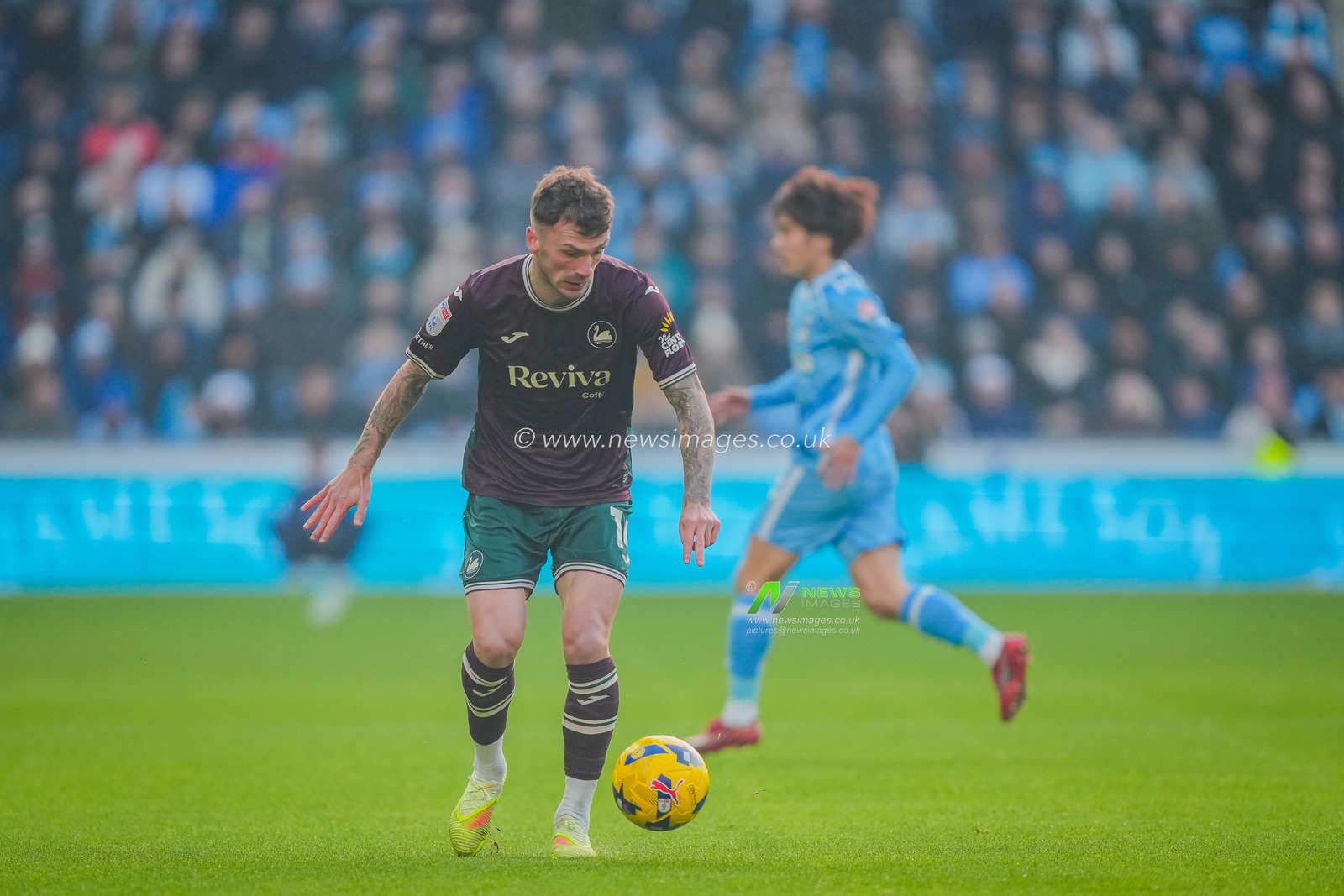 Josh Tymon, of Swansea City controls the ball during the Sky Bet Championship match Coventry City vs Swansea City at Coventry Building Society Arena, Coventry, United Kingdom, 26th December 2025

(Photo by Maynard Manyowa/News Images)

*** GER AUT SUI OUT ***